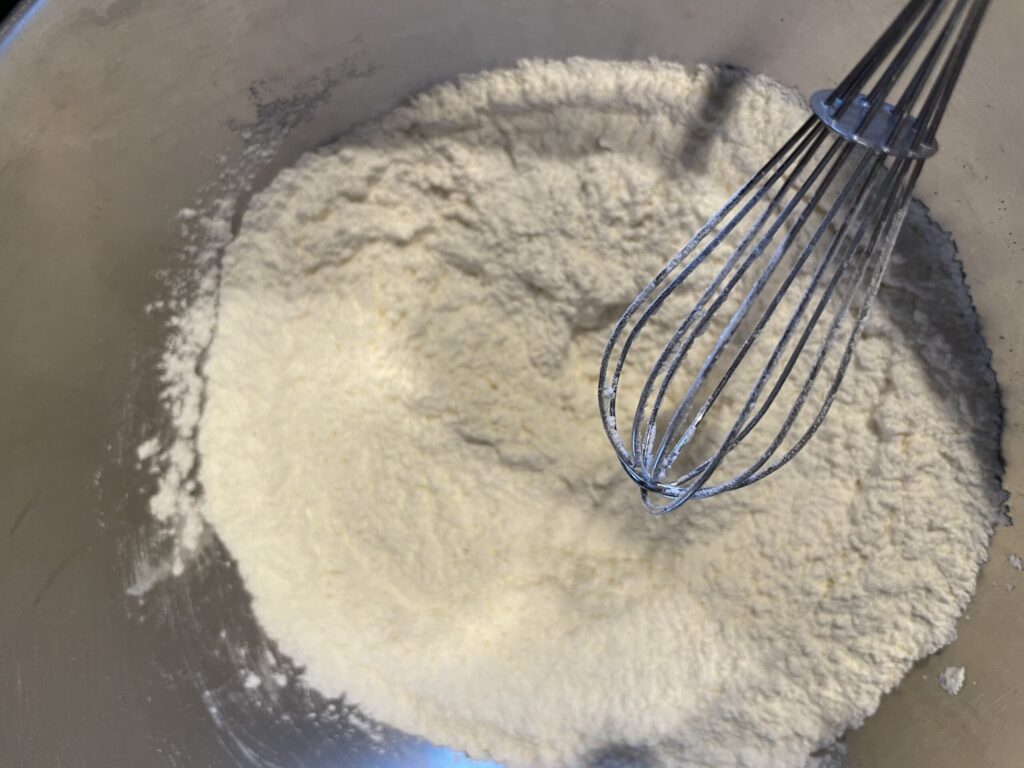 ボウルで粉類を混ぜているスコーンの工程写真。