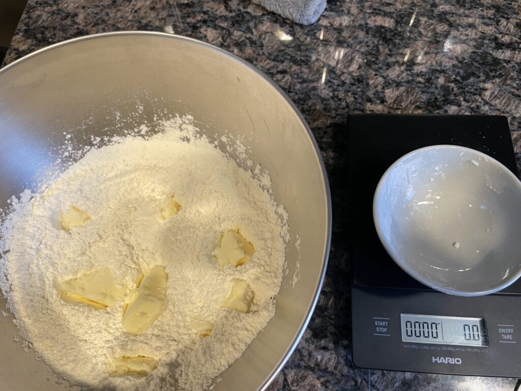 混ぜた粉にバターを入れたスコーン作りの工程画像。