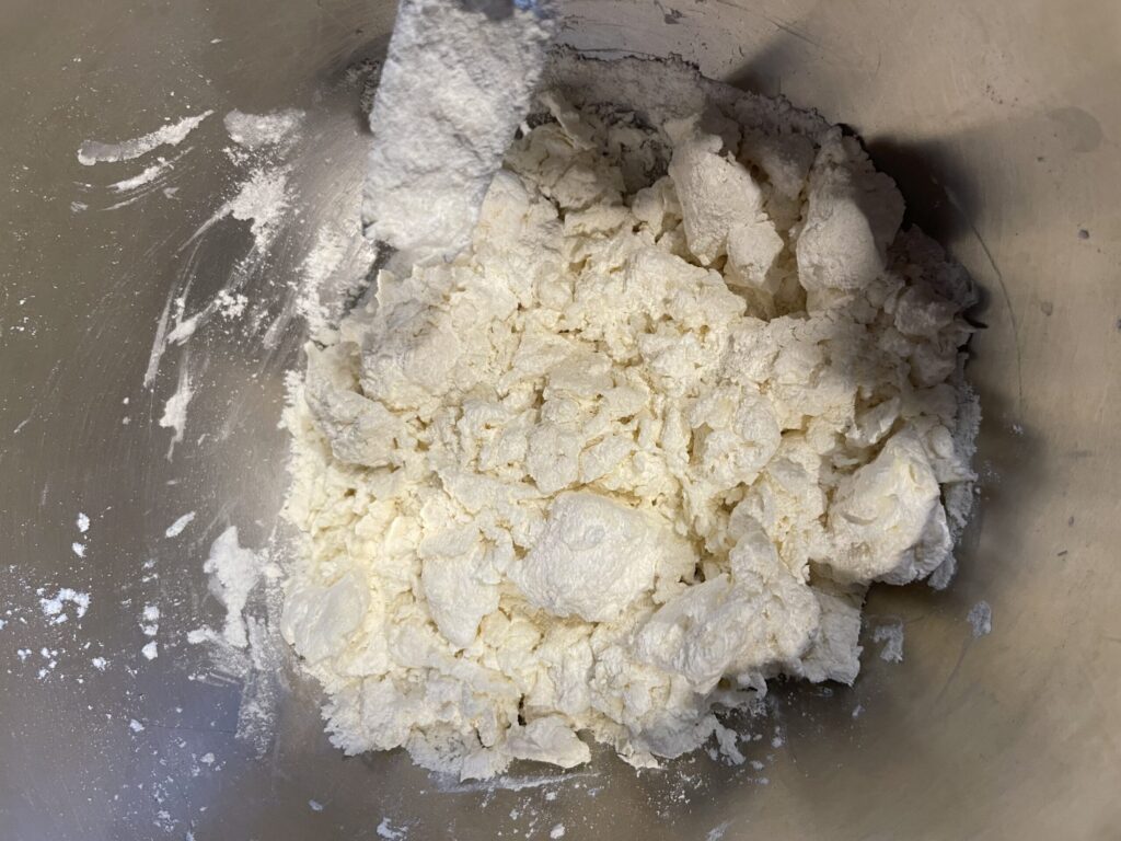 バターの形が少し残る状態に混ぜたスコーン作りの工程。
