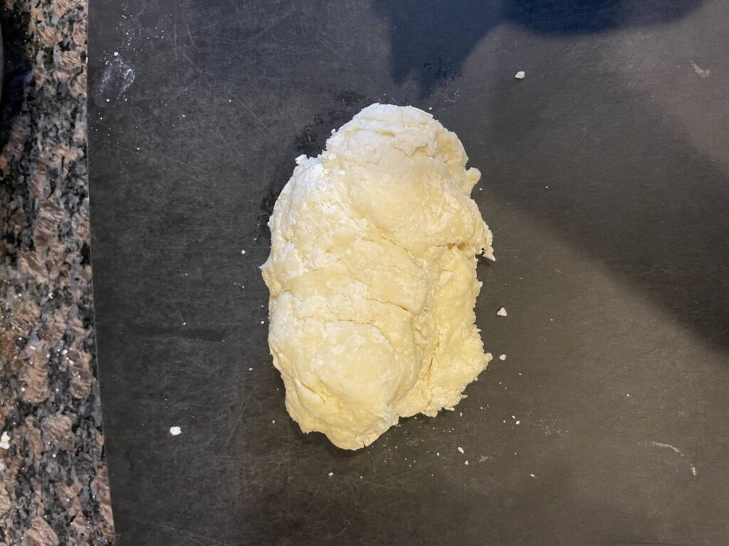 粉とバターを捏ねて丸めたスコーン作りの工程。