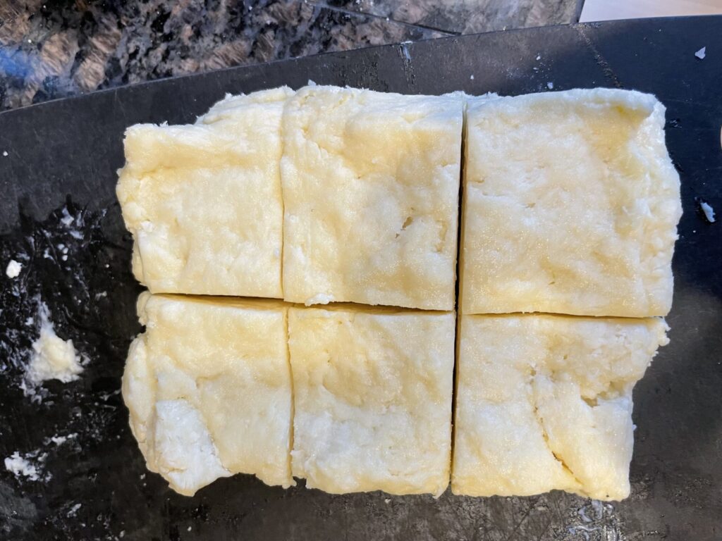 スコーン生地を重ねてカットした工程。