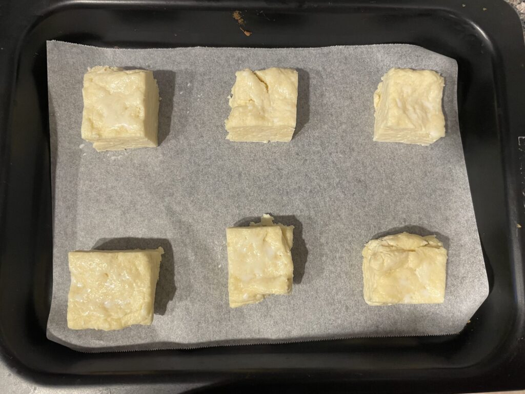 スコーン生地をカットして並べた、オーブンに入れる前の工程。