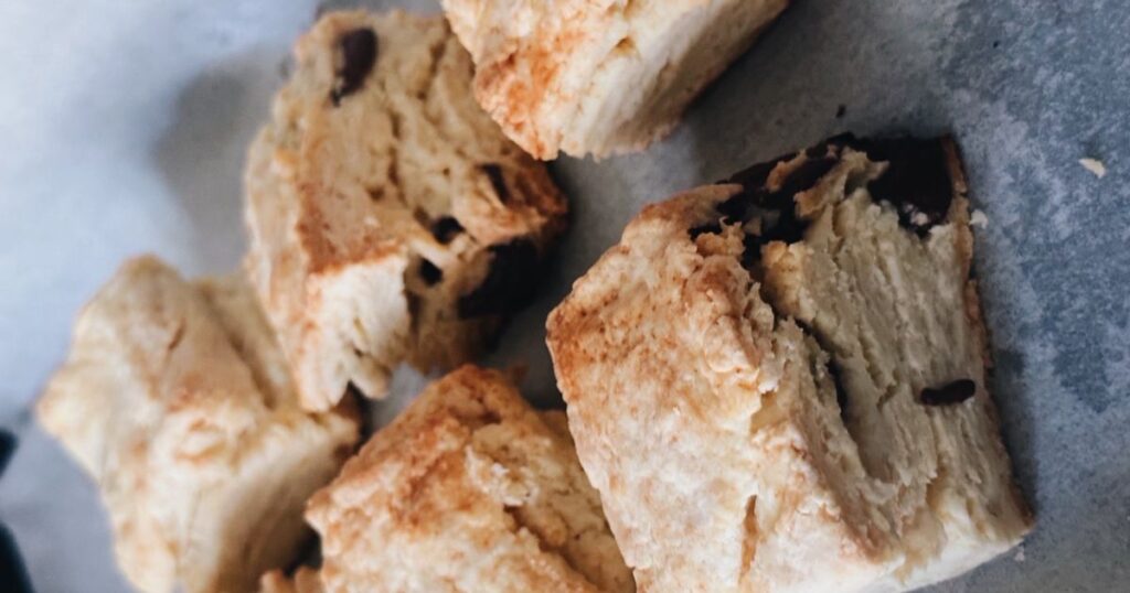 麹町「No.4」に感化されて作った手作りスコーンの写真。焼き色のついたザクほろ食感が分かるアップ画像。