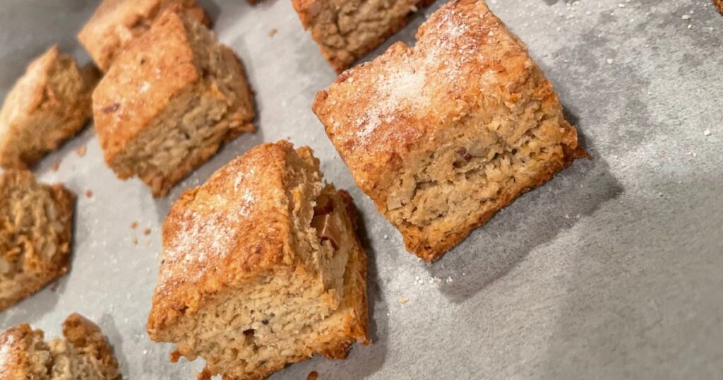 オートミールと小麦粉をミックスして作ったスコーンの完成画像。